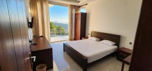康提The Cloud Hanthana, Kandy的一间卧室设有一张床和一个大窗户