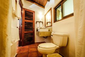 巴卡拉尔牧场恩坎塔酒店的一间带卫生间、水槽和窗户的浴室