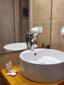 雷夫卡达镇BELLA VITA boutique hotel lefkada的浴室设有白色水槽和镜子