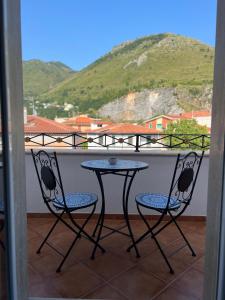 普拉亚·阿马勒TEA Luxury - Praia a Mare的美景阳台配有一张桌子和两把椅子