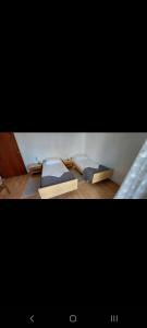斯塔里格勒Jasna 2的两张睡床位于一间房间内的地板上