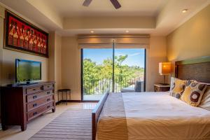 普拉卡海尔Carao T5-2 Luxury Apartment Adults Only - Reserva Conchal的一间卧室设有一张大床和一个大窗户