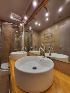 雷夫卡达镇BELLA VITA boutique hotel lefkada的浴室设有白色水槽和2个水槽。