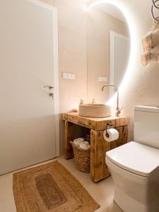 乌尔齐尼Mawa Cottage的一间带水槽和卫生间的浴室