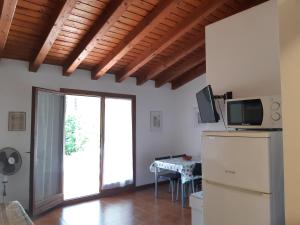 阿普里利亚马利蒂马Villetta Corte Grande的客厅配有冰箱和电视
