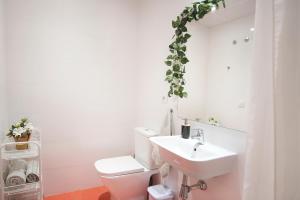瓦伦西亚Ibanova Homes Casco Antiguo 1的浴室配有白色卫生间和盥洗盆。