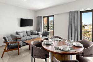 马萨特兰Casa Barros Vacation Condos的客厅配有桌椅和沙发