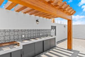 马萨特兰Casa Barros Vacation Condos的天井上的厨房配有台面