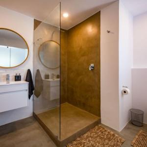 普利登堡湾Eleven的带淋浴、水槽和镜子的浴室