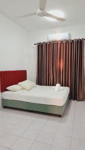 万津Anjung KLIA House 72 With Neflix & Airport Shuttle的床上床,坐在带窗帘的房间