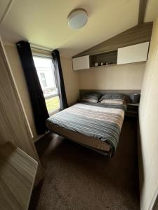 塞顿港Aberlady75的一间小卧室,配有床和窗户