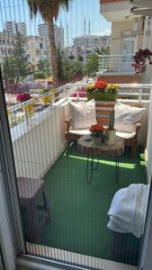 梅尔辛Şehrin kalbinde benzersiz ev的阳台配有桌椅。