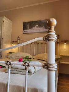 雷夫卡达镇BELLA VITA boutique hotel lefkada的一间卧室配有一张白色床架的床