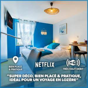 班纳萨克Le Roqueprins - Netflix/Wi-Fi Fibre/Terrasse的蓝色卧室配有一张床和一张书桌