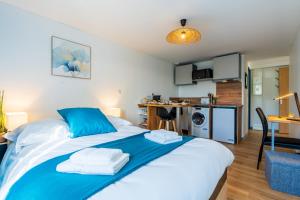 班纳萨克Le Roqueprins - Netflix/Wi-Fi Fibre/Terrasse的一间卧室配有一张大床和毛巾