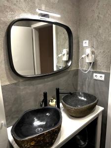 洛斯海姆洛舍姆美景酒店的浴室设有黑色水槽和镜子