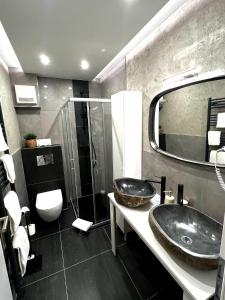 洛斯海姆洛舍姆美景酒店的一间带水槽、卫生间和镜子的浴室