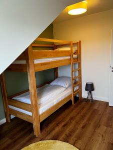 洛斯海姆洛舍姆美景酒店的铺有木地板的客房内配有两张双层床。