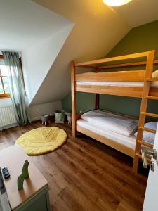 洛斯海姆洛舍姆美景酒店的阁楼上的卧室配有两张双层床
