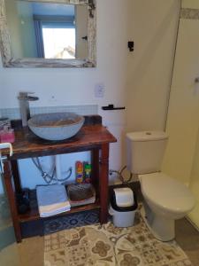 南蒙蒂阿莱格里Loft Monte Alegre Village的一间带水槽、卫生间和镜子的浴室