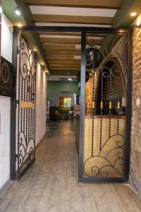 卡塔赫纳Hostal Seven Nights Cartagena的带有铁门的开放式门