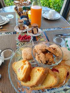 莫尔曼诺B&B Il Ghiro-Country House的一张桌子,上面放着一盘食物和面包