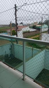 加拉尼温斯Casa Duplex - Garanhuns的围栏上的一个笼子