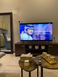 利雅德شقة مدخل خاص دخول ذاتي的客厅配有大屏幕平面电视