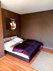 海吉什豪洛姆Velvet Motel的卧室配有一张挂在墙上的床铺