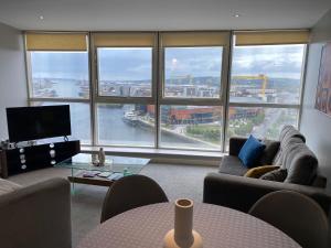 贝尔法斯特Titanic and Sea View Belfast 2 bedroom Apartment City Centre的享有河流美景的客厅