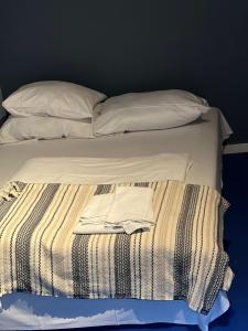 埃兹达尔Eidsdal Rest House的一张带白色床单和枕头的床