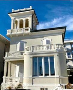 里米尼Villa La Torretta Luxury B&B - Adults Only -的一座白色的建筑,上面设有一个阳台