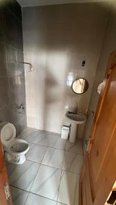 达哈布Tree House Dahab的一间带卫生间和水槽的浴室