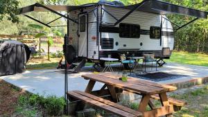 PaisleyThe Secret Place的配有野餐桌和野餐桌及帐篷的走廊