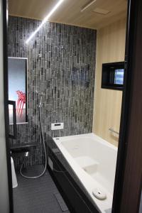 高冈市Marna family - Vacation STAY 69396v的带浴缸、水槽和淋浴的浴室