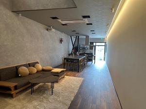 高冈市Marna family - Vacation STAY 69396v的客厅配有沙发和桌子
