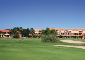 圣西普里安Saint Cyprien Golf View 2 bedrooms Apartment , 900 m from the beach的一座高尔夫球场,其建筑背景为: