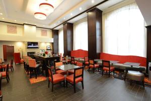 奥尔巴尼奥尔巴尼奥尔巴尼购物中心汉普顿酒店及套房的用餐室设有桌椅和窗户。