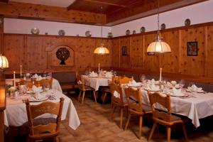 韦伯格Sonnenresidenz Friedheim的用餐室配有桌椅和吊灯。