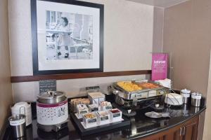 亚历山德里亚亚历山德里亚希尔顿恒庭旅馆&套房酒店的自助早餐,包括糕点和甜点,在柜台