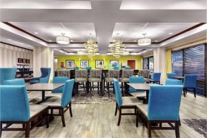 费南迪纳比奇艾米丽亚岛希尔顿恒庭酒店的一间配备有桌子和蓝色椅子的用餐室