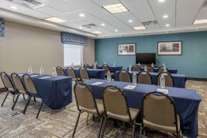 阿拉莫萨阿拉莫萨汉普顿酒店的一间会议室,配有蓝色的桌椅和讲台