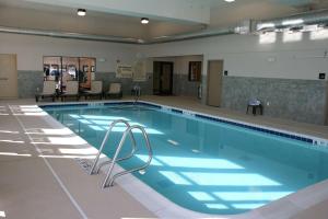 沃特敦沃特敦汉普顿旅馆的大楼内的大型游泳池