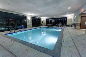 内普顿市海王星城汉普顿汽车旅馆的大楼内的大型游泳池