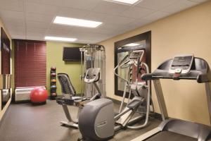 亚特兰大亚特兰大-巴克海特汉普顿酒店的一间健身房,里面配有跑步机和机器