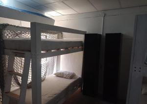 坎昆The Boat House Cancun的一间卧室配有两张双层床。