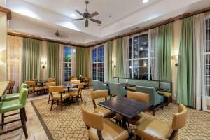奥斯汀汉普顿酒店-奥斯汀机场的餐厅设有桌椅和窗户。