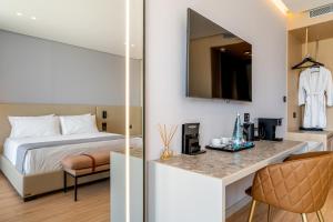 萨兰达Yacht Premium Hotel的酒店客房,配有床和镜子