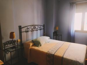 卡韦苏埃拉德尔瓦列El Balcon De Cabezuela Valle del Jerte的一间卧室设有一张床和一个窗口