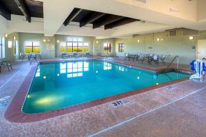 阿尔特斯阿尔图斯希尔顿恒庭旅馆&套房酒店的在酒店房间的一个大型游泳池